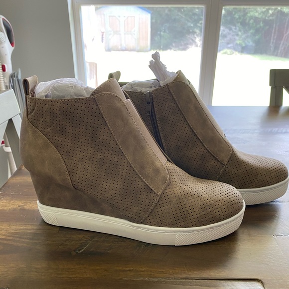 Shoes - Brand new Sneaker Wedges 👟